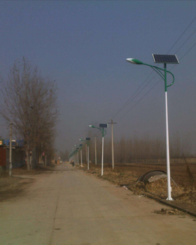 甘肃平凉农村扶贫6米太阳能路灯安装后效果